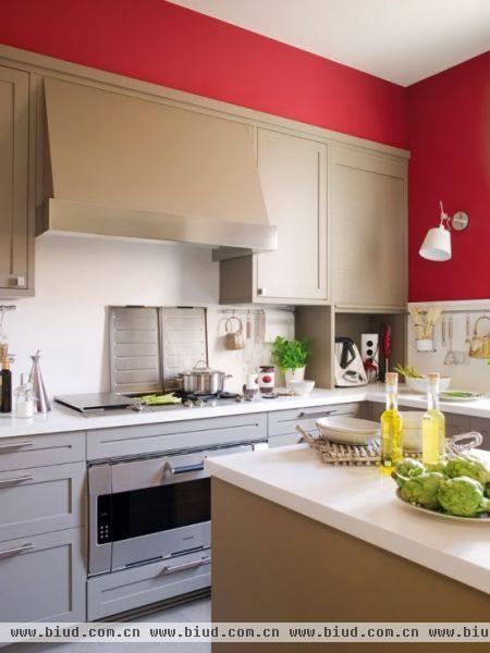 天花和墙壁有一部分用了红色，给整个厨房带来一种新鲜、时尚的视觉感受。