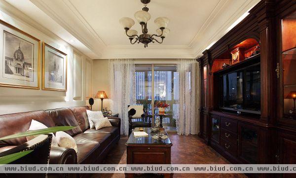 客厅皮艺的三人位沙发，客厅内的色调非常的沉稳，现代美式风