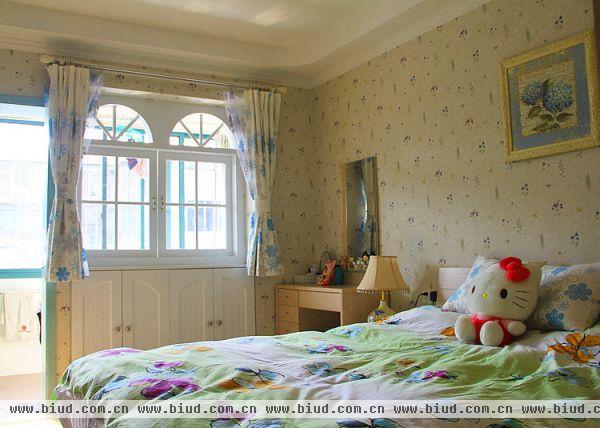 白天的卧室，有特别做的拱形窗门，还有最爱的绿色床罩和癌古古的KITTY