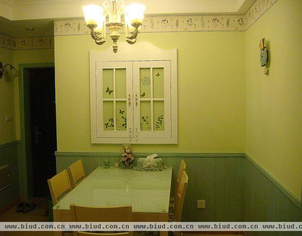 晚上的客厅，最近才新贴的墙贴，绿色的植物显得餐桌不那么白了，不然总觉得缺少了什么~