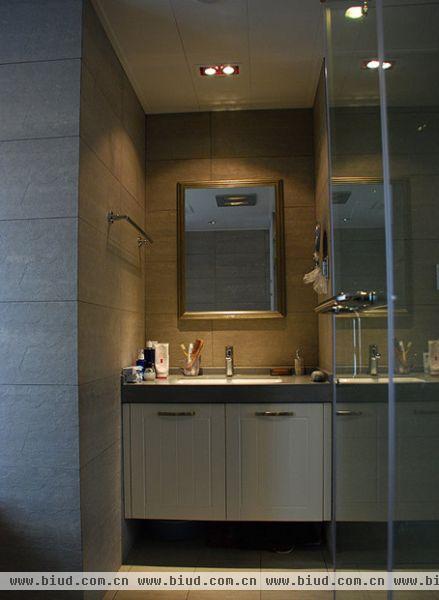 主卫生间，欧式的浴室镜很有范