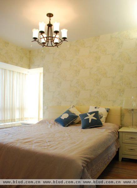 主卧室舒适的大双人床，整个色调很温馨的米黄色