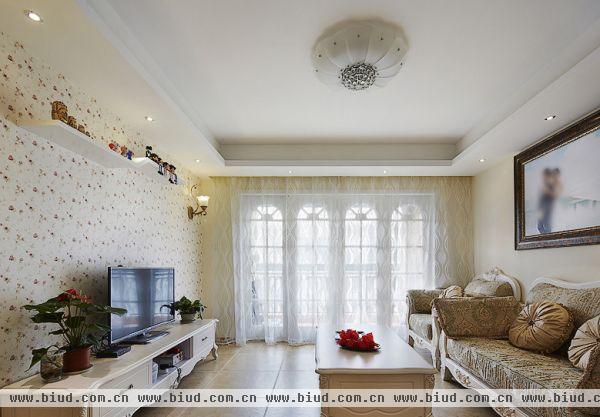 欧式风格家居，白色为主色调，带上大气的暗金色，十分有格调，沙发上抱枕的独特造型也很吸眼球。