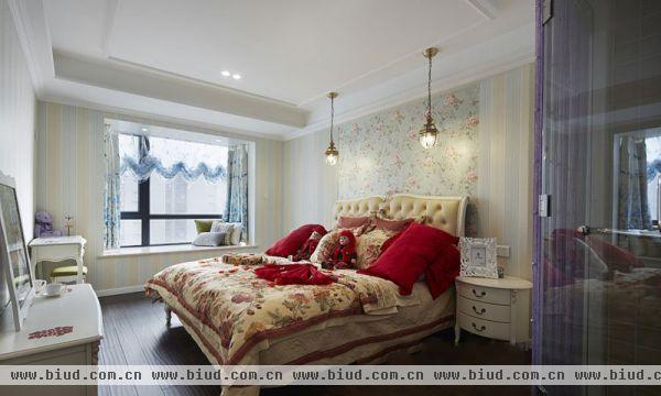 进门看到的卧室全景 法式大床超大气 格局的设计 透露出主人的典雅气质
