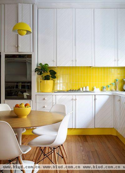 鲜黄色和白色为主的餐厅，用黄色增加人积极的情绪和食欲之外，柠檬般的清爽让空间更显时尚。柠檬黄墙壁、吊灯和白色壁柜、椅子搭配，强相呼应，色彩跳跃，给人活泼轻松的感觉。更好地打造了一个整齐、洁净的开放式厨房和就餐区。 