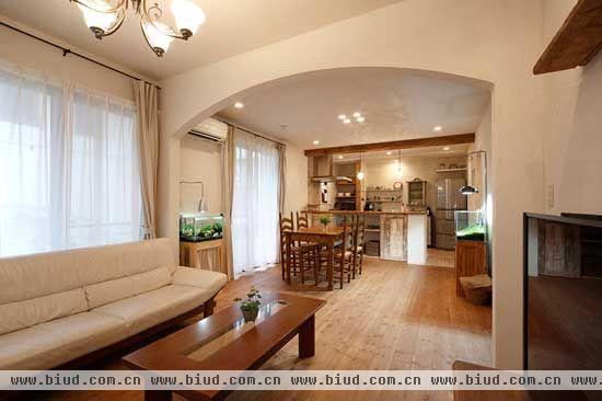 白色的皮质沙发，宽敞舒适，搭配木质的支架，将欧式的浪漫整洁与日式的淡雅清新完美融合。原木色彩的茶几架，长方形整洁的样式，中间镶嵌一块长方形的玻璃板，使茶几更具动感。