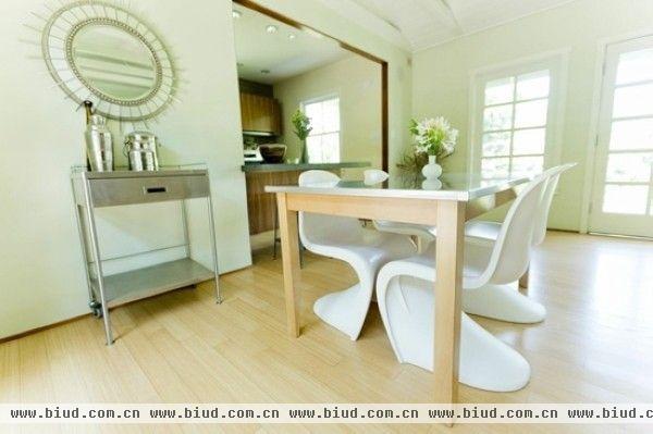 室内设计以小清新为主题，抹茶绿和白色为主题色彩，配以开放式的空间和良好的采光条件