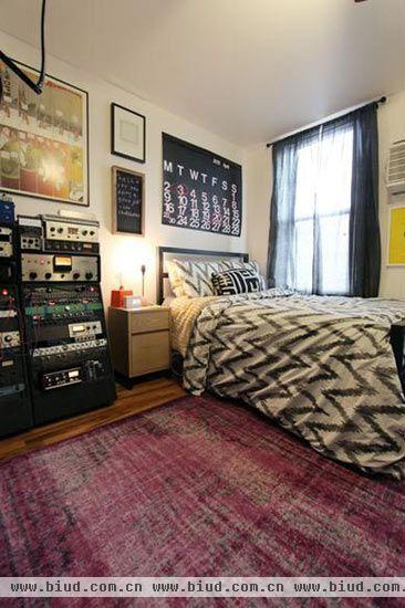卧室的整体风格与客厅的风格相互响应，艺术气氛浓烈、非常耐看。紫红色毛毯的铺垫让卧室空间更为暖和。一旁摆放着一套齐全的音效设备，可以看出Matt对音乐的热爱程度，让家居里艺术装饰的定义领域更为广泛。 