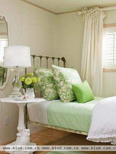 单色系的卧室墙面可以很好地诠释卧室的整体风格，红色的热烈、蓝色的浪漫、粉色的甜蜜、白色的纯净