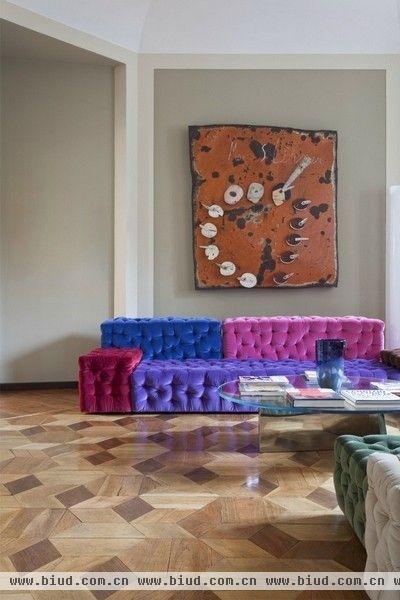 这间Biancamaria公寓位于意大利米兰，由Paolo Frello设计，整个风格是轻快而有个性的，不同的色彩和元素带来了独特的风格。如墙上的艺术画、彩色块拼接的沙发，都令人眼前一亮。
