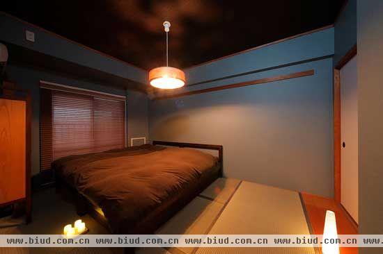 卧室区域，同样充满了欧式的浪漫与日式的淡雅风情。蓝色的墙壁，可以让我们放松心情，从繁忙的工作中解放出来，更能品味生活的韵味。搭配淡绿色的榻榻米，日式风情更加浓郁。木质的床，宽敞舒适，棕色的床上用品，柔软舒适的同时，也增添了自然的气息。