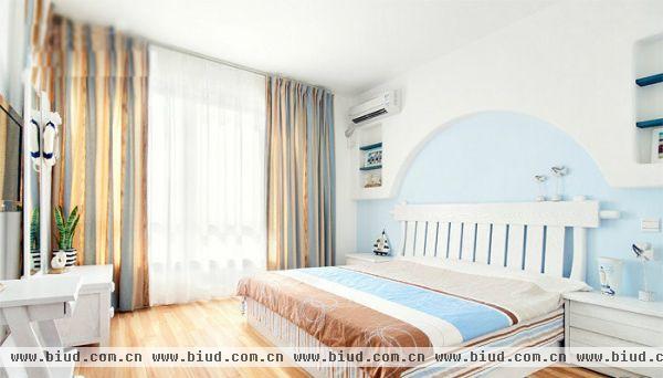主卧室也是主要白蓝色，条纹窗帘很美。蓝色再与白色、咖啡色等其他自然色系搭配，带来视觉上的冲击