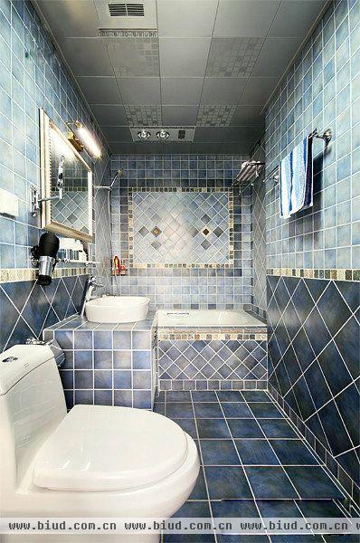 主卫，瓷砖的颜色非常漂亮的，地中海就是要这种调调，达到了自己的需求，嵌入式的大浴缸泡澡应该也不错