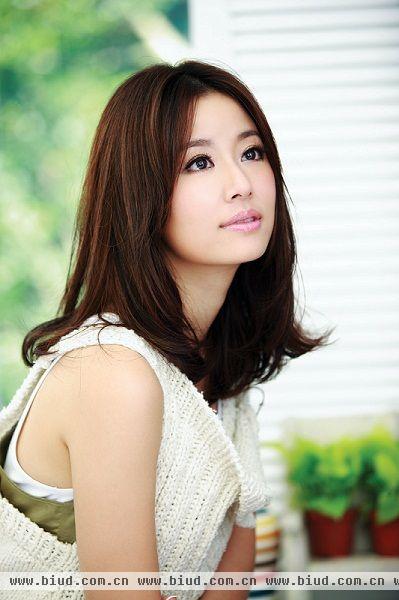 林心如（Ruby Lin），1976年1月27日出生于台湾，中国台湾著名女演员、流行音乐歌手、制作人。17岁时，以兼职广告模特开始了自己的演艺生涯。1998年在《还珠格格》系列一剧中因其出色和精湛的演技成功塑造了夏紫薇这个角色而一炮走红，其后主演的民国剧《半生缘》、时装剧《男才女貌》而在大陆人气爆长，家喻户晓，以及近年的《美人心计》和新版《三国》均成为经典长红剧集。