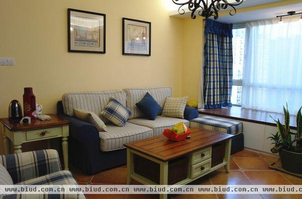 小家的基调是地中海特有的蓝色调加上田园风常见的淡黄色，再搭配上特色的布艺沙发、铁艺家装等。地中海？田园？ 不，这是幸福。浓情不在于华丽，朴素的风情也可以令人很满足！