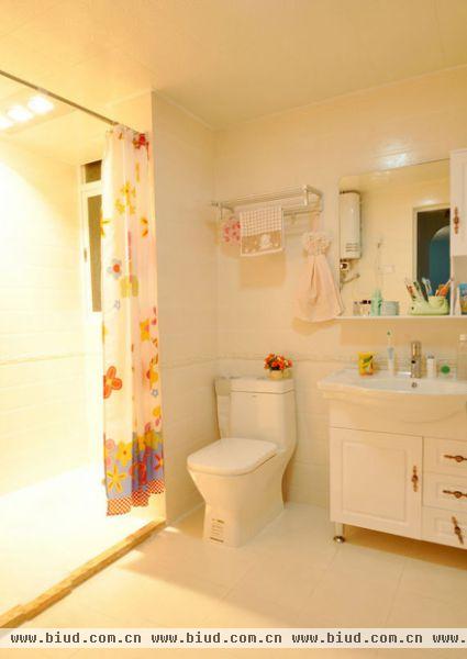 改造后的敞开淋浴间还不错，地面安装了大理石挡水条，基于空间考虑，未安装玻璃淋浴房
