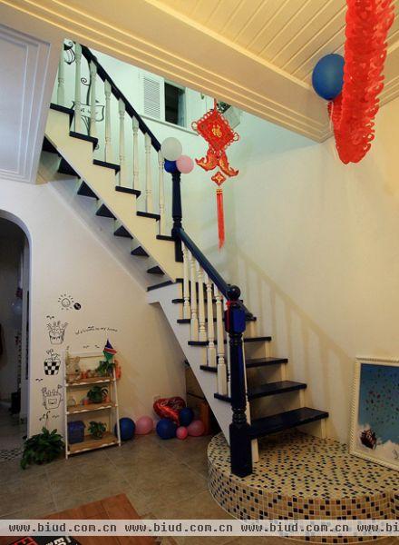 准备上楼看看哦。楼上是卧室，台阶也是马赛克的装饰。