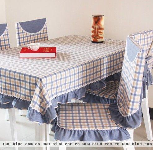 　餐厅装饰中，桌布是个重要角色，对餐厅氛围的塑造非常有效。小编个人觉得，家的布置与个人的穿衣打扮类似，虽然不会变化得那么频繁，但偶尔换种风格换种心情也不错。 