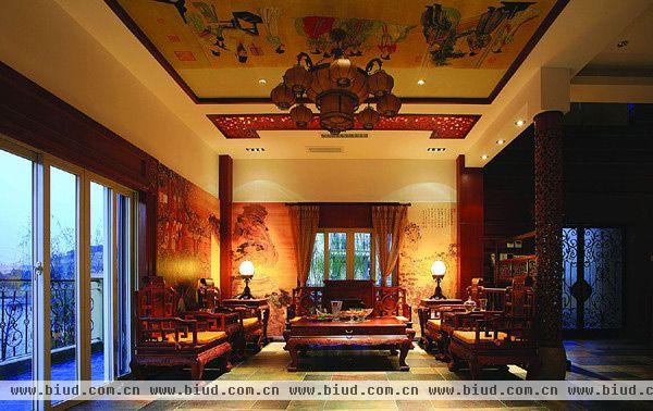 很经典的中式风格，吊灯的设计也很中式，木制的家具也给整个家居增添了一份魅力，这便是中国风的魅力。