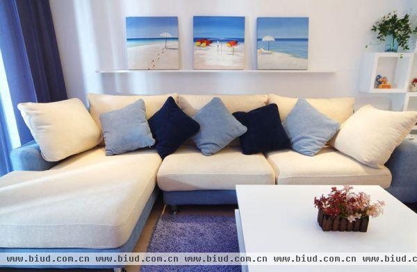 客厅内主要色调就是蓝色，蓝色的装饰画、蓝色的地毯以及蓝色的装饰画。转角沙发非常舒适的