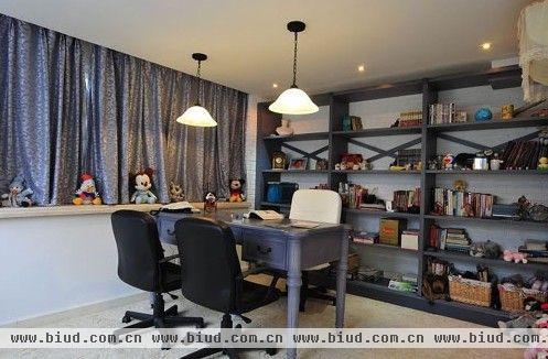 书房的设计，采用深色调的家具，与地板、墙面形成鲜明对比，给人视觉上的震撼效果