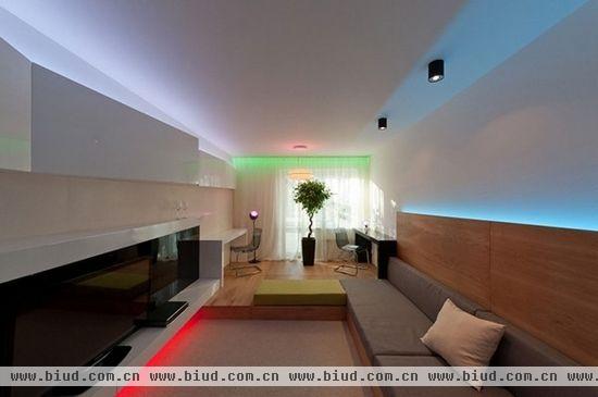 这间公寓是俄罗斯设计工作室SL Project的作品，公寓本身面积不大，因此，在空间面积较小的情况下，家具和空间其他物品的摆放则尽可能的简洁。令人印象深刻的是其照明系统，仿若彩虹的七色光，让人觉得自己身处幻境，给家居生活增添了不少乐趣。 