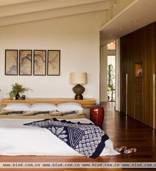 卧室装修效果图大全：想到日式风格的卧室，是不是会想到极具特色的日式榻榻米，而契合这一特色，将床垫直接铺于地上，是不是十分接近榻榻米的神韵？再配上日式风格的床品，特别是蓝印花盖毯，就能轻松造就了。 