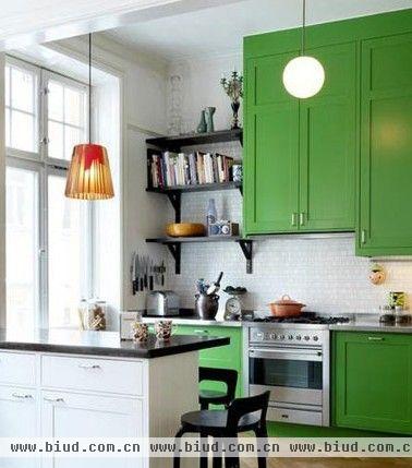  橱柜整体色调是翠绿色，干净利落的线条让橱柜质感十足.纯粹的绿色搭配白色的中岛和墙面很清新,这样明亮的色调也很适合小户型选择,会让空间看起来更开阔。 