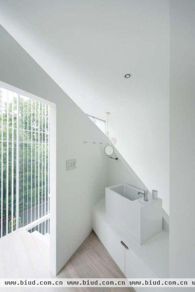 “螺旋居”（life in spiral）是一座位于东京的住宅，由东京当地的建筑工作室Hideaki Takayanagi设计，该建筑探索了住宅相对于城市的开放性与封闭性的概念。狭窄的用地决定这所住宅不得不设计成五层，一个三维的日式游廊（engawa）从首层蜿蜒而上解决了竖向交通问题，同时楼梯侧面隔墙与其周边的玻璃幕墙相隔出房间，倾斜部分的墙体在定义与分隔了房间的同时还巧妙地将自然光线引入到室内。 