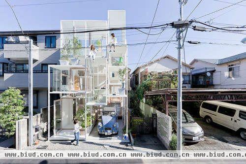建筑界不得不认识的一位新锐建筑师，1971年生于日本的藤本壮介(Sou Fujimoto)，这个被很多朋友戏称为“暴露狂”潜质的设计师，自2000年创立同名建筑师事务所以来，团队不断扩大，专业分工也越来越细，积累的设计作品从住宅到建模，从医疗到文化，屡获世界国际大奖。 