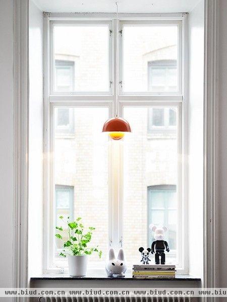 我们常讲的老家具大概是 50 - 70年代的设计，刚好是古典风尾声与普普风开始的交接期，因此这两个时代的设计混搭在一起感觉上通常比较协调。来自瑞典房产中介Stadshem 的最新出售公寓中，以 60 年代北欧木家具为基础，再搭配 70 年代的普普风灯具，更有趣的是屋主选择用玩具提味，让整个空间看起来富有童趣。