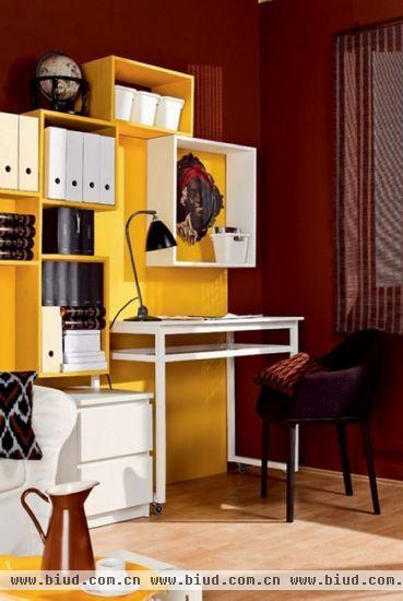 步入互联网时代，现在很多人选择在家办公。无论只是工作一会儿还是整天都在家里工作，一个舒适的办公台会让你的工作效率事半功倍。但不是每个人的家都能有一个独立的书房，它们有些放置在卧室，有些安排在客厅甚至在角落里，都是超酷的家居设计创意。 