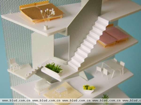 “螺旋居”（life in spiral）是一座位于东京的住宅，由东京当地的建筑工作室Hideaki Takayanagi设计，该建筑探索了住宅相对于城市的开放性与封闭性的概念。狭窄的用地决定这所住宅不得不设计成五层，一个三维的日式游廊（engawa）从首层蜿蜒而上解决了竖向交通问题，同时楼梯侧面隔墙与其周边的玻璃幕墙相隔出房间，倾斜部分的墙体在定义与分隔了房间的同时还巧妙地将自然光线引入到室内。 