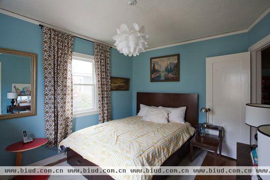 Lisa的房间并不算宽敞，然而天蓝色的墙面颜色搭配上经典的美式纯白边框装饰，一旁红色的小桌子以及金黄色的镜子边框，正好完美诠释着加州的阳光气息。