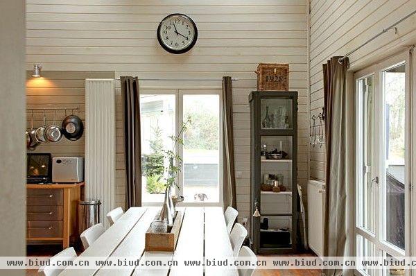 屋子有着传统欧式木制房屋建筑特色，也有着很多现代化的家具设备，这样与时俱进又融合的住宅怎么都可以让你觉得舒适了。