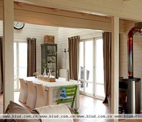 屋子有着传统欧式木制房屋建筑特色，也有着很多现代化的家具设备，这样与时俱进又融合的住宅怎么都可以让你觉得舒适了。