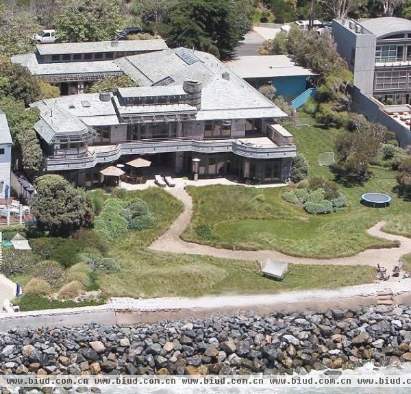 为了贝嫂生产和宝贝女儿的降生，小贝用每个月15万美元的价格租下了大导演斯蒂文·斯皮尔伯格 (Steven Spielberg) 在加利福尼亚州马里布的海边豪宅。