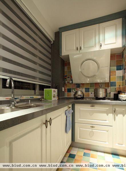 洁白的厨房设计，对于厨房这个容易脏乱的场所而言，白色无疑是最适合它的颜色。