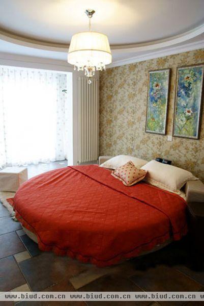 整体的卧室浪漫唯美。经过一番纠结最后老公妥协买了这个圆床。