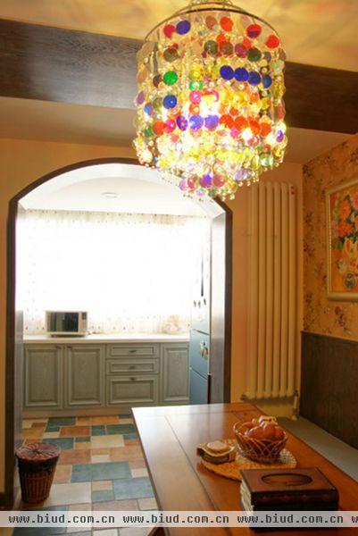 吊灯。餐厅的彩色的贝壳吊灯，可以看到厨房。