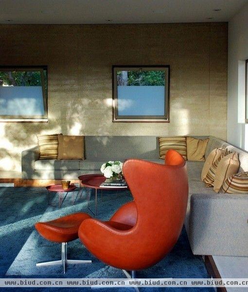 这间由 CCS Architecture打造的住宅位于加利福尼亚的Palo Alto，设计师使用了木材和明亮的色彩来营造出一个积极温馨的居家环境。住宅周围的葱葱绿植带来良好的室外环境，落地玻璃窗的使用亦使得室内也能欣赏到美妙的风景，享受加州的美妙阳光。