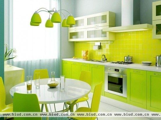 单纯来看，黄绿色是通常的暖色的起始色、色彩中亮度最高的黄色与冷色的起始色、绿色相结合而得，因此该颜色看起来非常明快清新。为你带来8款黄绿色厨房设计，让这种代表春天的色彩常驻你家吧。