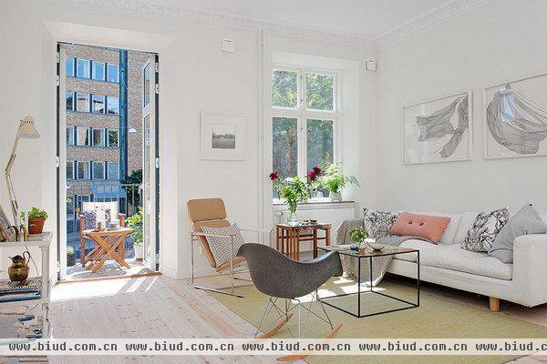 整个公寓以白色为主色调让房间具备良好的采光，这些都比较符合北欧少阳光的特点。房间中所有的家具和小 饰 品 都 和 房 间 的 装 修 风格一致，简单的小情调，很喜欢。