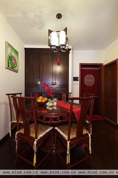 在选材上，依然选用传统家具、装饰品及红黄色为主的装饰色彩，室内还是多采用对称式的布局方式，营造一个格调高雅，造型简朴，色彩浓重而成熟的气氛，这个就叫新中式风格。