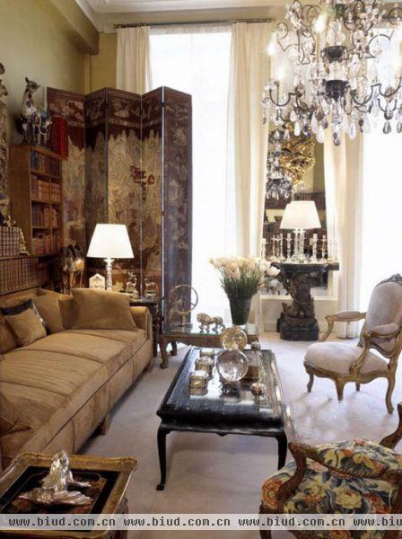 位于巴黎康朋街31号的香奈儿精品店楼上有一所她的公寓，富丽堂皇、精美绝伦。
