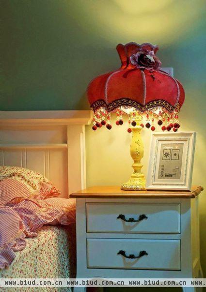 床头柜上的台灯，田园风格的，开灯效果真的很赞