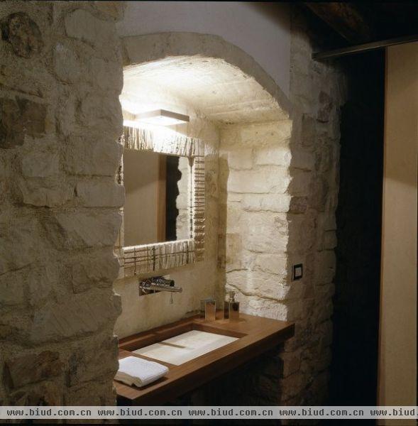 意大利建筑师马可孛GIUNTA设计卡萨它俩。这家度假酒店2012年建成，融合传统与现代，导致在一个非常独特的室内环境。