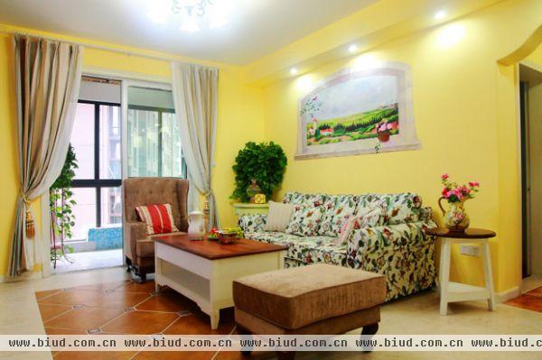 这是一套黄色调的田园风家居，温暖清新。搭配白色实木家具，花纹布艺沙发，红砖背景墙做装饰，美得让人陶醉。