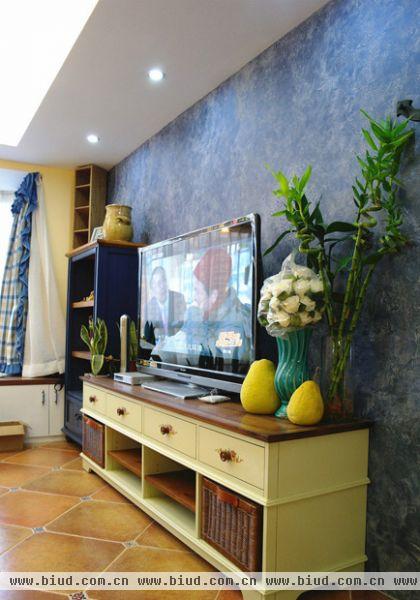 客厅的电视墙，美式的实木电视柜，电视的背景墙很漂亮的