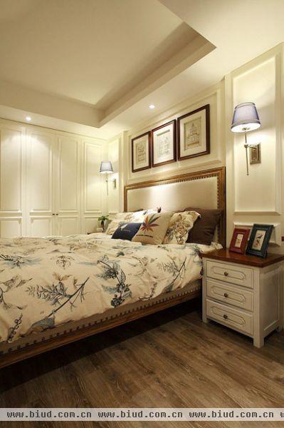 卧室简单清新，十分雅致的床品，彰显着主人的品位时尚